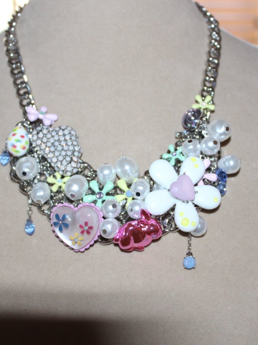 NWT Betsey Johnson bib statement necklace and matching earrings set. STUNNING! - Picture 15 of 15